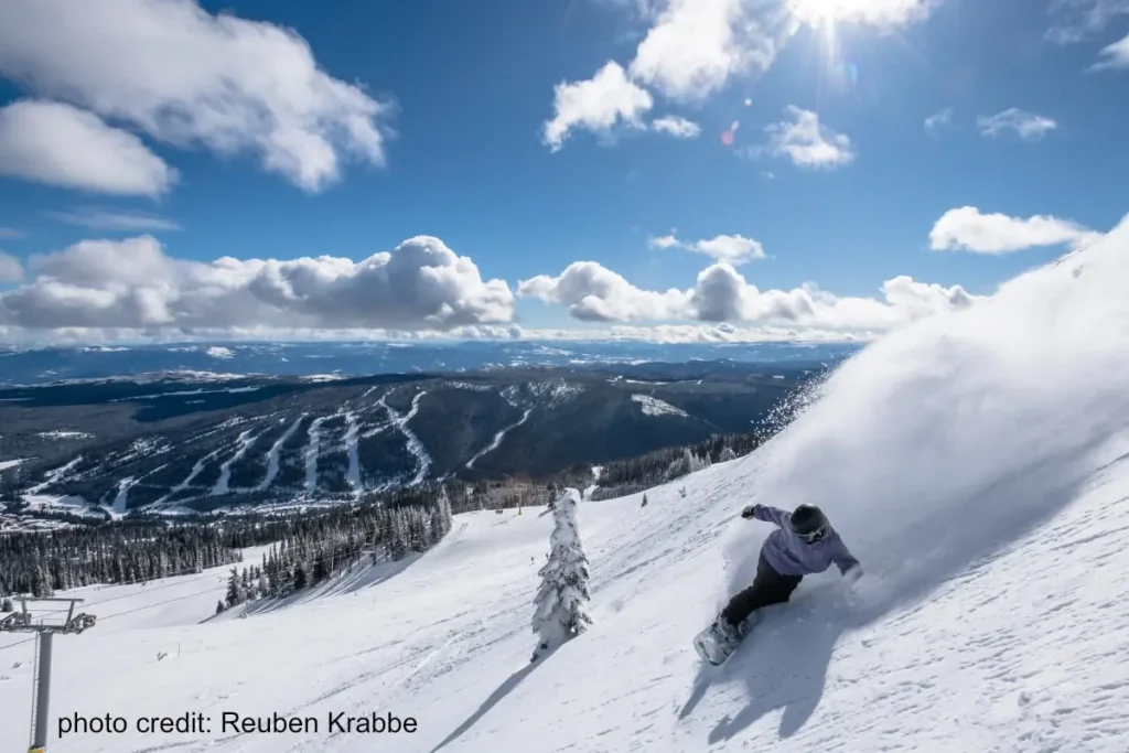 snowboarder carving a turn at Sun Peaks resort